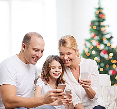 家庭,休假,科技,人,微笑,母亲,父亲,小女孩,上方,客厅,圣诞树,背景