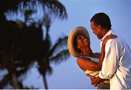 夫妻,搂抱,笑,靠近,棕榈树,海滩