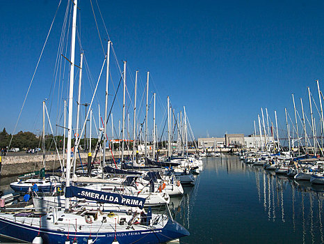 葡萄牙里斯本海边停泊小艇