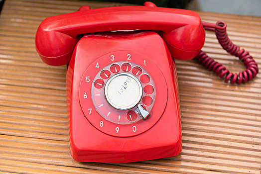 红色复古老式电话
