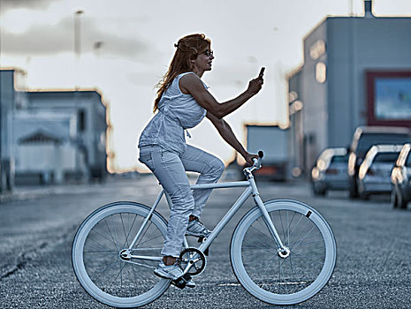 女人,骑,自行车,手机,穿过,街道,安达卢西亚,西班牙