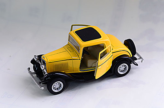 黄色老爷车玩具模型