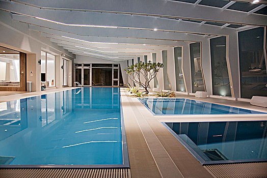 豪华的室内泳池,游泳池明亮干净且现代感
