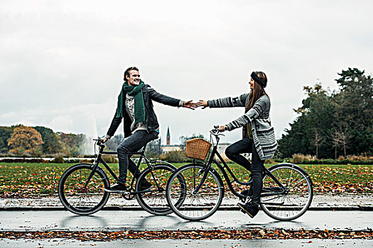 年轻,情侣,骑自行车,街上