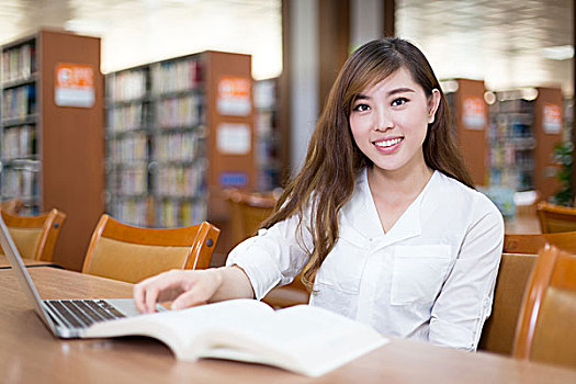 亚洲人,美女,女学生,使用笔记本,图书馆