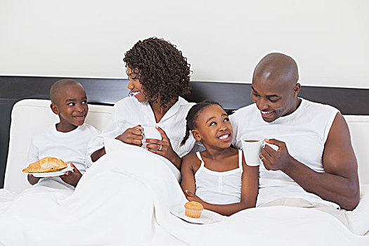 家庭,放松,一起,床上,吃早餐