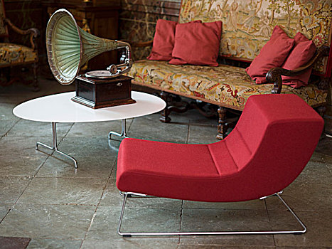 红色,软垫,椅子,金属,框架,留声机,牛奶咖啡,桌子,正面,沙发