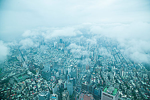 台湾台北市128大厦上眺望云雾中的台北市景