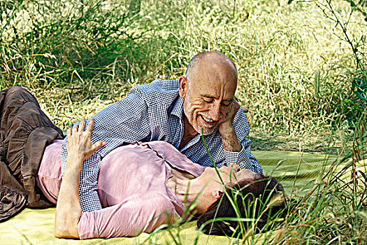 老年,夫妻,搂抱,野餐毯