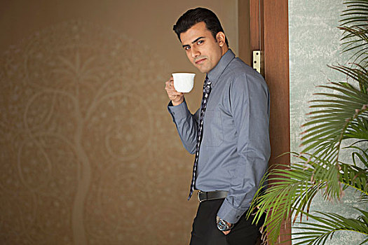 印度,站立,男人,入口,喝咖啡