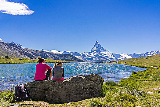 湖边观赏马特洪峰的两位欧洲少女