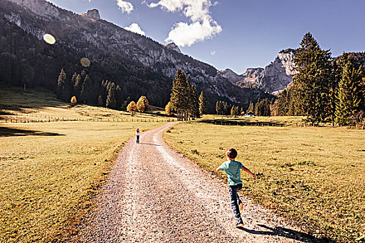 后视图,男孩,跑,土路,女孩,山谷,风景,巴伐利亚,德国