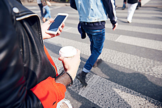 人,人行横道,咖啡,智能手机