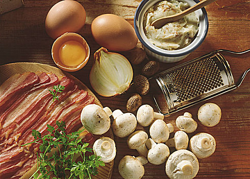 熏肉片,蛋,洋葱,蘑菇,肉豆蔻,猪油