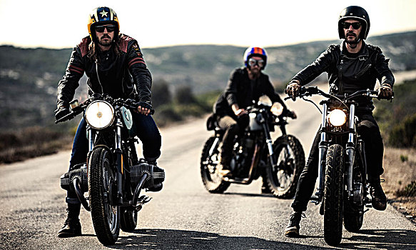 三个男人,戴着,脸,安全帽,护目镜,坐,咖啡,竞速,摩托车,乡村道路