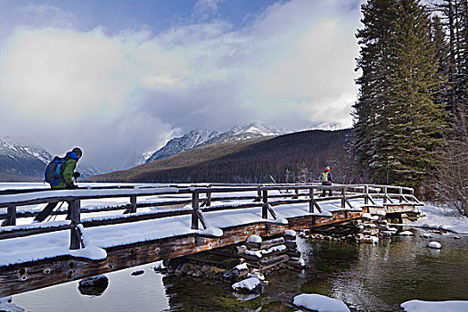 情侣,滑雪,旅游,湖,冰川国家公园,蒙大拿,美国