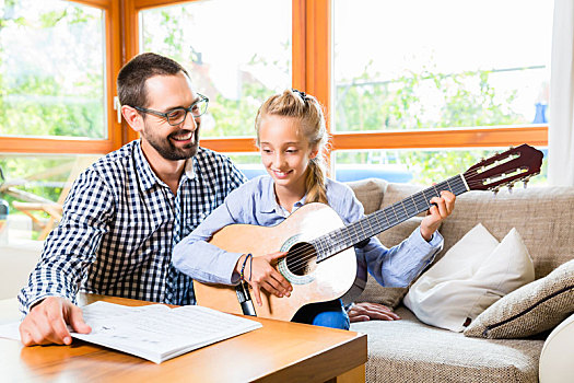 父亲,女儿,学习,演奏,吉他