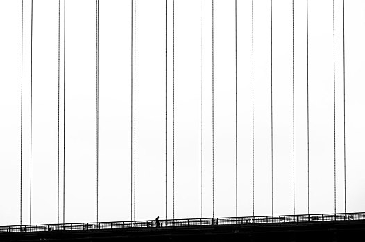 在武汉大桥上行走的单独孤独的人