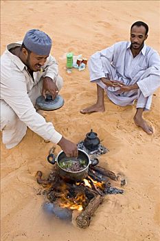 利比亚,贝都因人,坐,沙子,烹调,食物