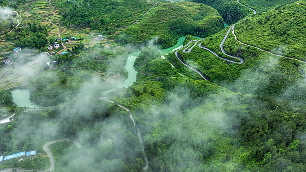 重庆酉阳雾中山路弯弯美乡村