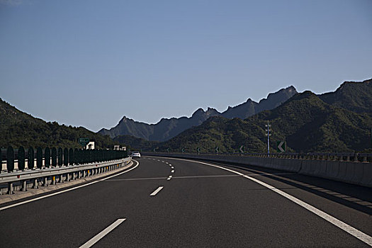 平坦干净的高速公路