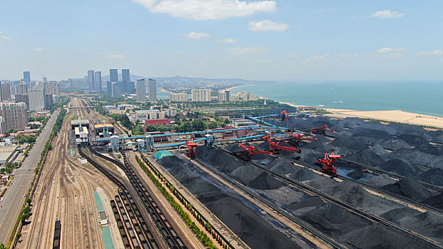 山东省日照市,航拍蓝天白云下的港口煤海,繁忙有序尽显经济活力