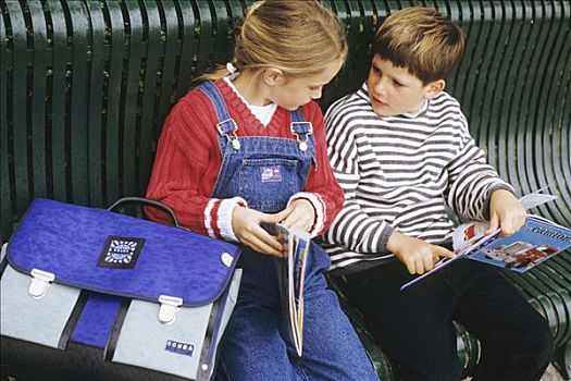 两个孩子,街道,读,杂志,坐