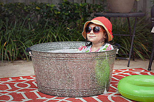 女孩,头像,戴着,太阳帽,墨镜,坐,泡沫浴,花园