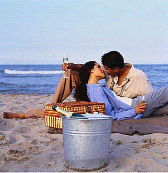 伴侣,野餐,吻,海滩