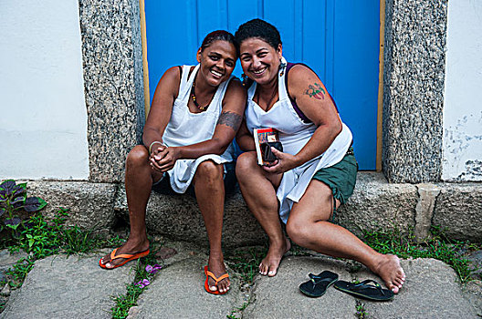 两个,友好,女人,坐,门阶,里约热内卢州,巴西,南美