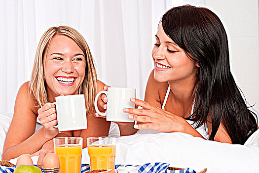 两个女人,自制,早餐,白色,床,喝咖啡