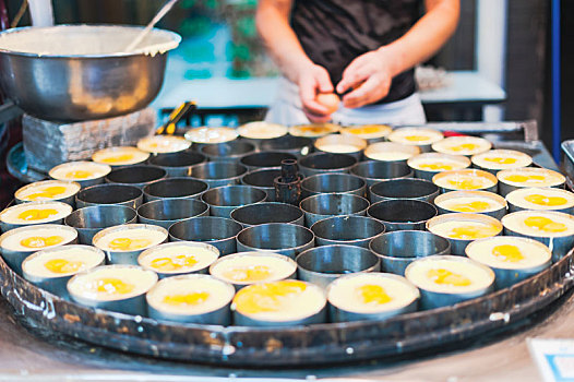西安回民小吃街上一个男人在做鸡蛋黄夹馍鸡蛋面饼鸡蛋面包