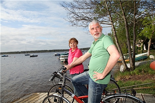 老年,夫妻,骑自行车,湖岸