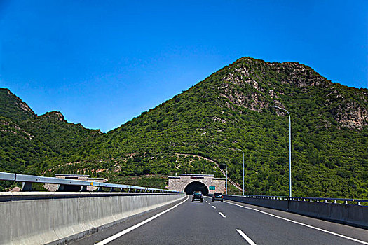 高速公路的隧道