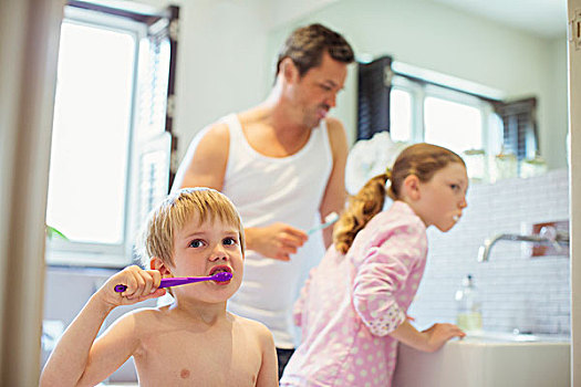 父亲,孩子,刷牙,卫生间