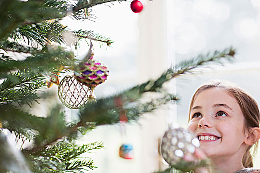 微笑,女孩,仰视,装饰,圣诞树