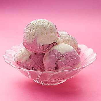 树莓,香草冰淇淋,玻璃碗
