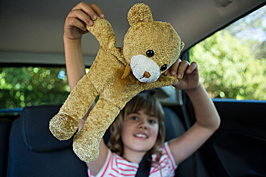 少女,玩,泰迪熊,后座,汽车,高兴