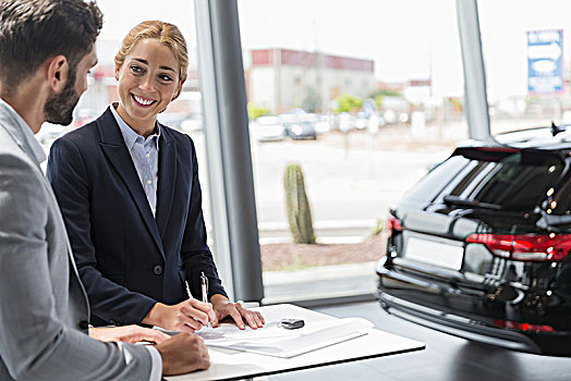 汽车,女销售员,男性,顾客,签写,合同,文件,汽车经销,展示室