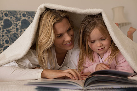 母亲,女儿,读,故事书,毯子,卧室