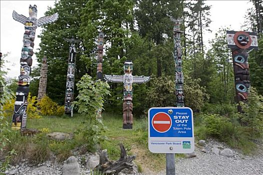 图腾柱,史坦利公园,警告标识,温哥华,不列颠哥伦比亚省,加拿大,北美