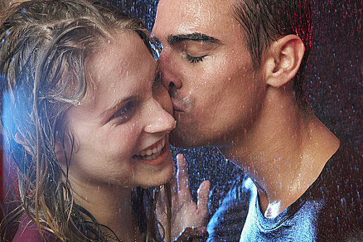 年轻,情侣,吻,雨