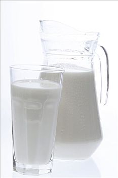 牛奶,玻璃杯,罐