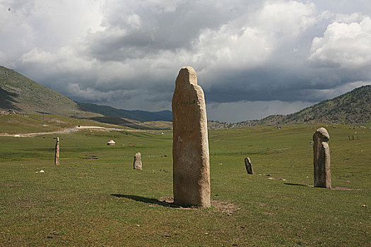 喀纳斯石雕在博尔塔拉米尔其克大草原上,矗立着一些石刻人像