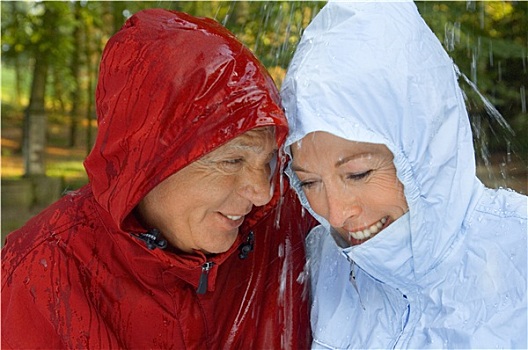 老年,夫妻,穿,雨衣,雨