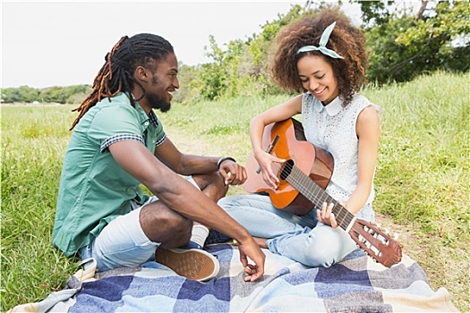 年轻,情侣,野餐,弹吉他