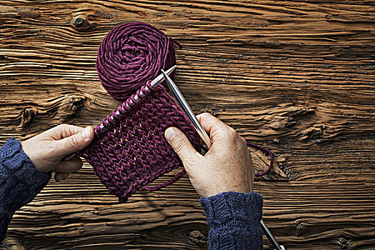 女人,拿着,两个,织针,块,编织品,紫色,毛织品