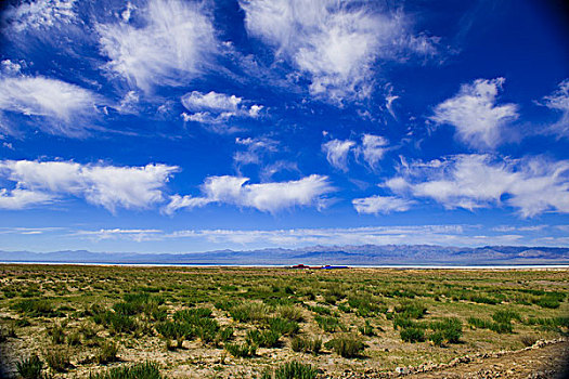 蓝天下的库布齐沙漠七星湖