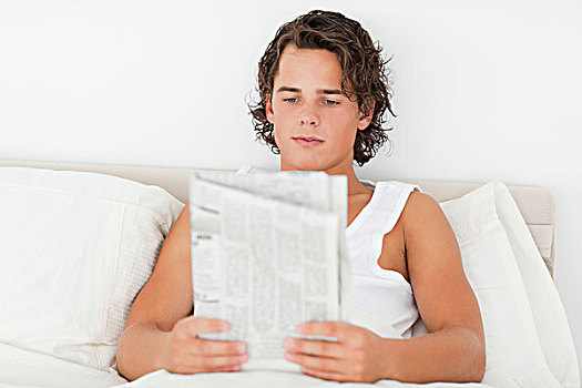 男青年,读,报纸