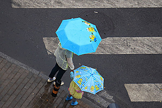 雨中行人